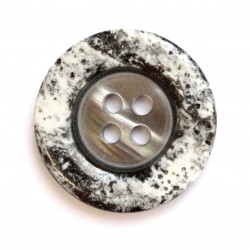 4-auguga polüesternööbid